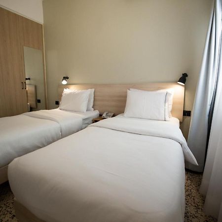 Julia'S Hotel Suites Amman Exteriör bild